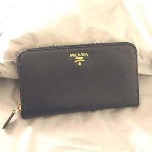 Prada long wallet. Navy. Saffiano leather